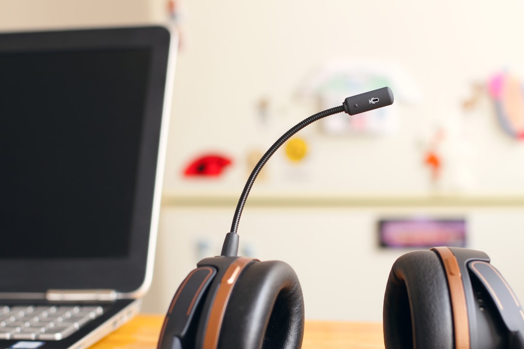 Orang bekerja dengan headset sebagai ilustrasi layanan bantuan