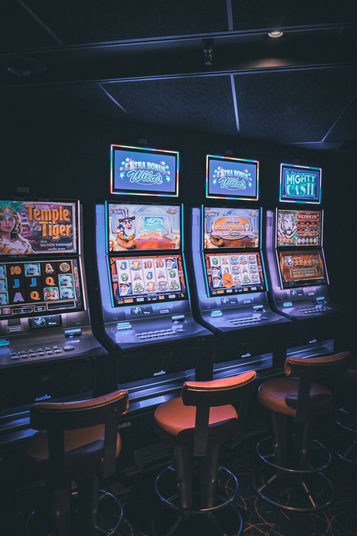 Barisan mesin slot menyala di lantai kasino