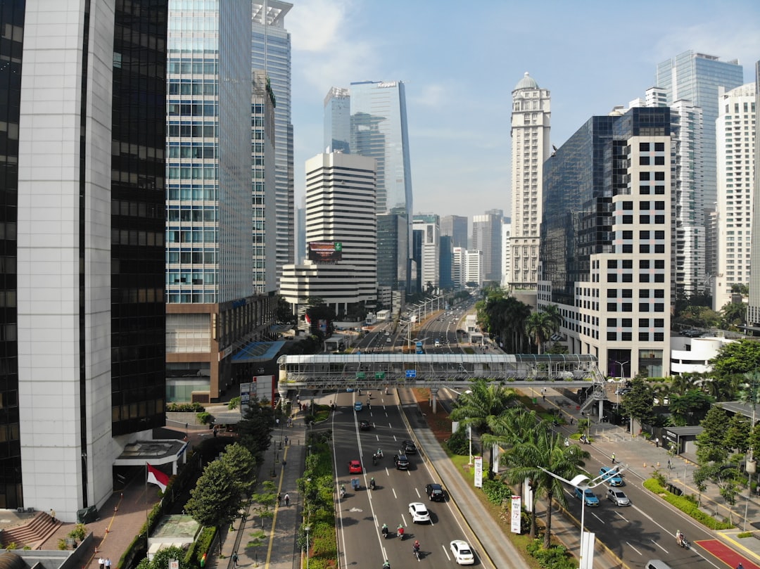 Siluet kota Jakarta sebagai ilustrasi pembaca Indonesia