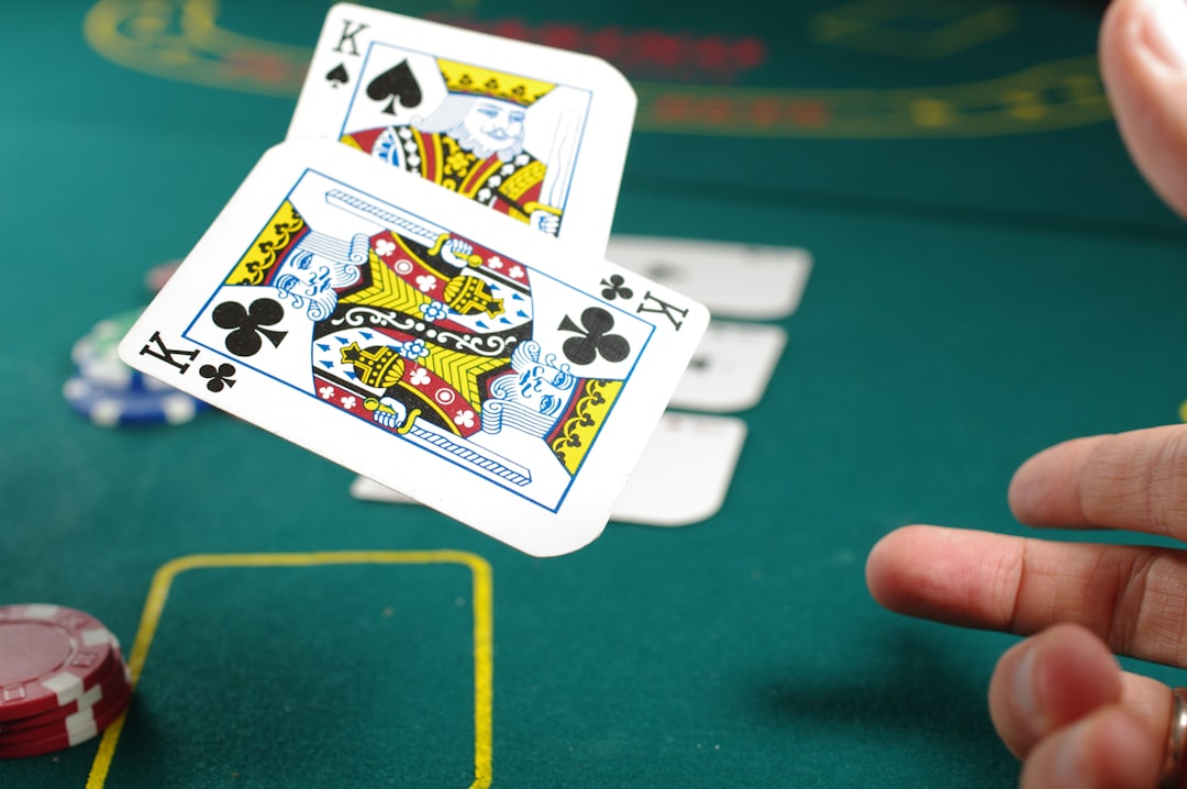 Kartu poker dan chip di atas meja