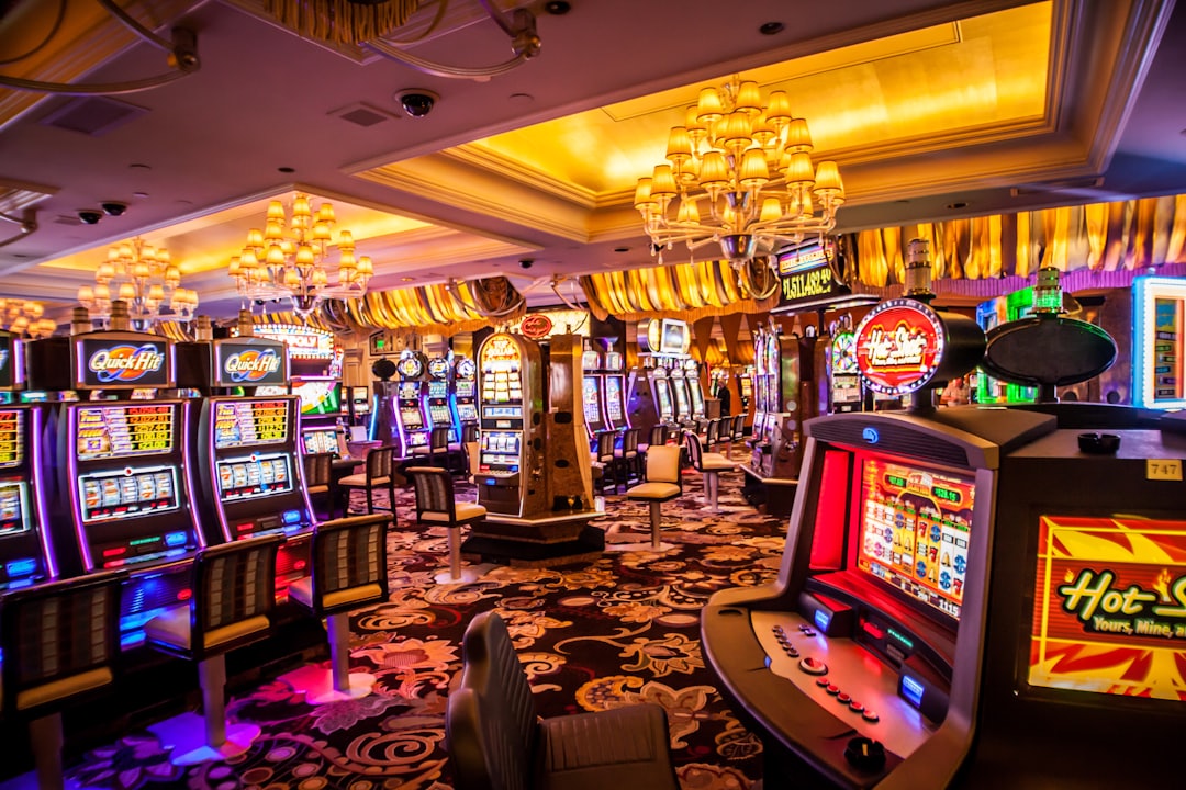 Beberapa unit mesin slot berjajar di kasino